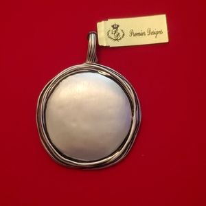 Necklace pendent, stylin